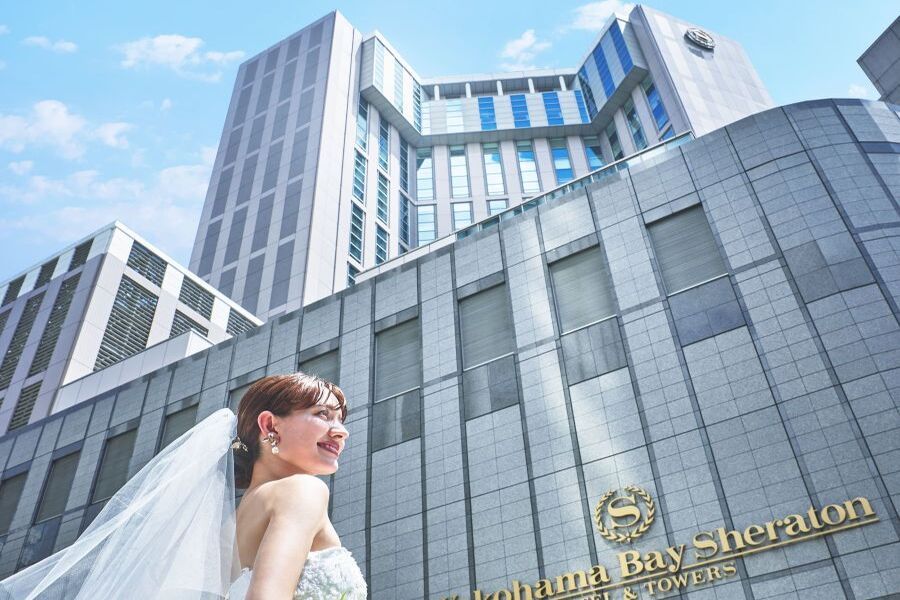 【横浜駅直結の抜群のアクセス 】横浜駅西口から徒歩すぐの好立地で、遠方ゲストやご年配の方も安心。 天候に左右されず来館できるため、ゲストへのおもてなしを重視したいカップルに人気です。 アクセスの良さは当日の負担軽減だけでなく、打ち合わせのしやすさにもつながります。 ※横浜駅直結で、地上・地下どちらからも来館可能。